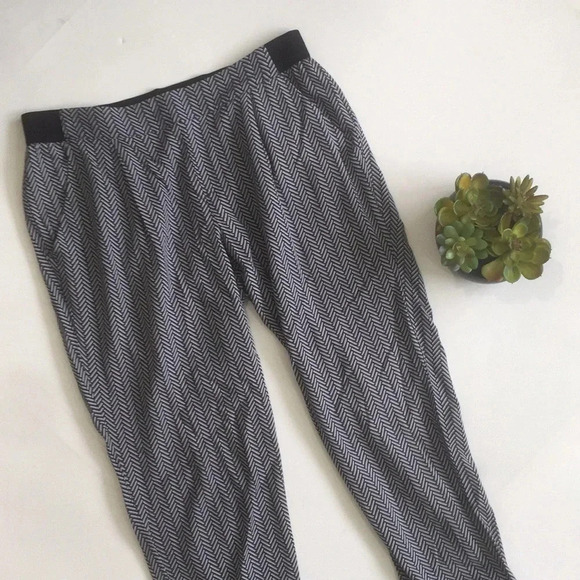 Old Navy Pull on Ankle Pants - Picture 2 of 7
